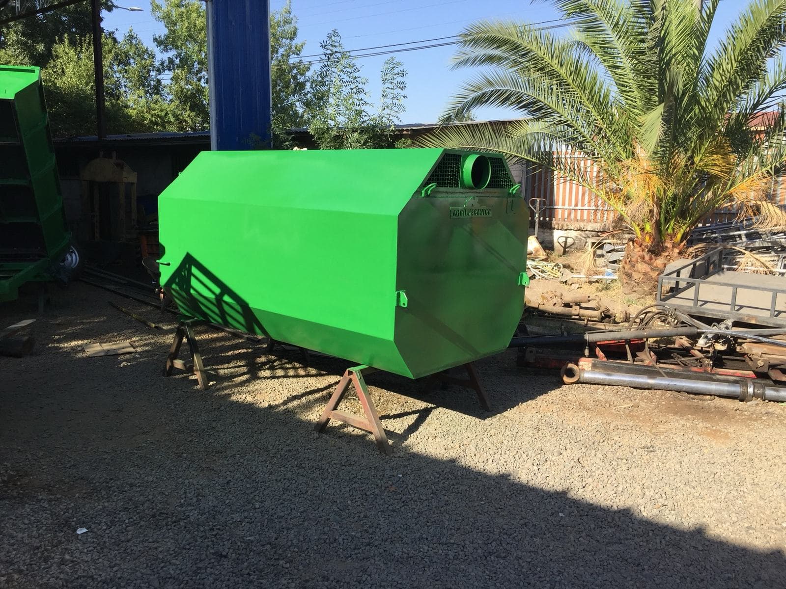 Carro cosechero cerrado para avellano europeo fabricado por Agromecánica, con boca de recepción y rejillas de ventilación